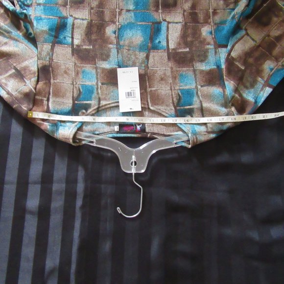 New Ladies Top please refer to description measurements - Picture 10 of 16